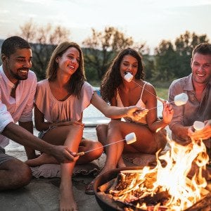 How to throw a fire pit party this winter (grilled s&#039;mores included)
