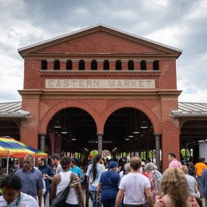 Which US cities have the most single and married people?