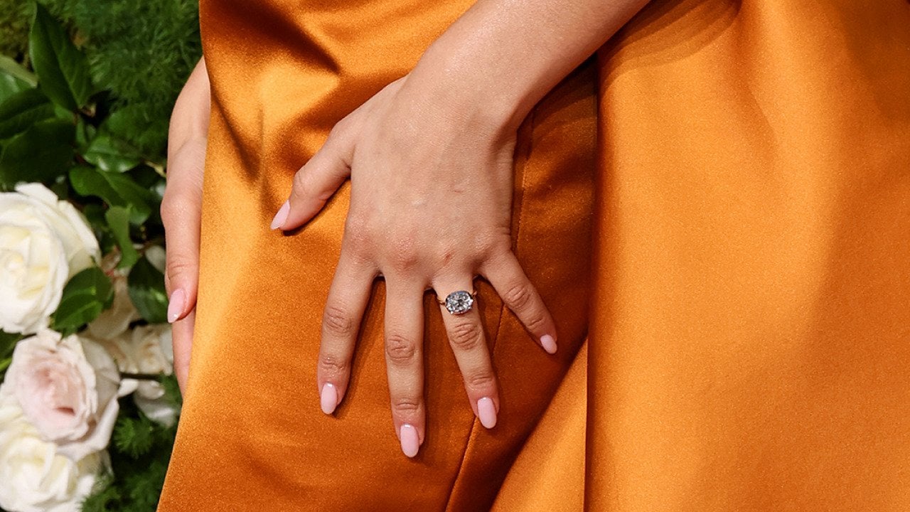 Zendaya's engagement ring during the Golden Globe Awards 2025.
