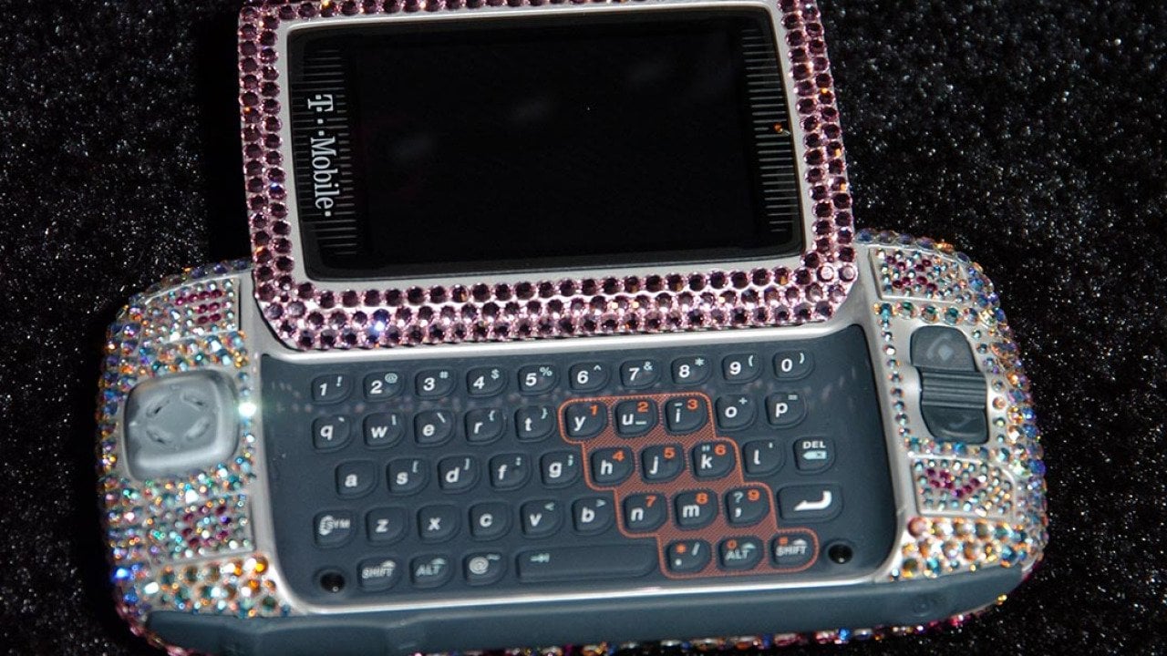 A rhinestones-studded T-Moble Sidekick II unit.
