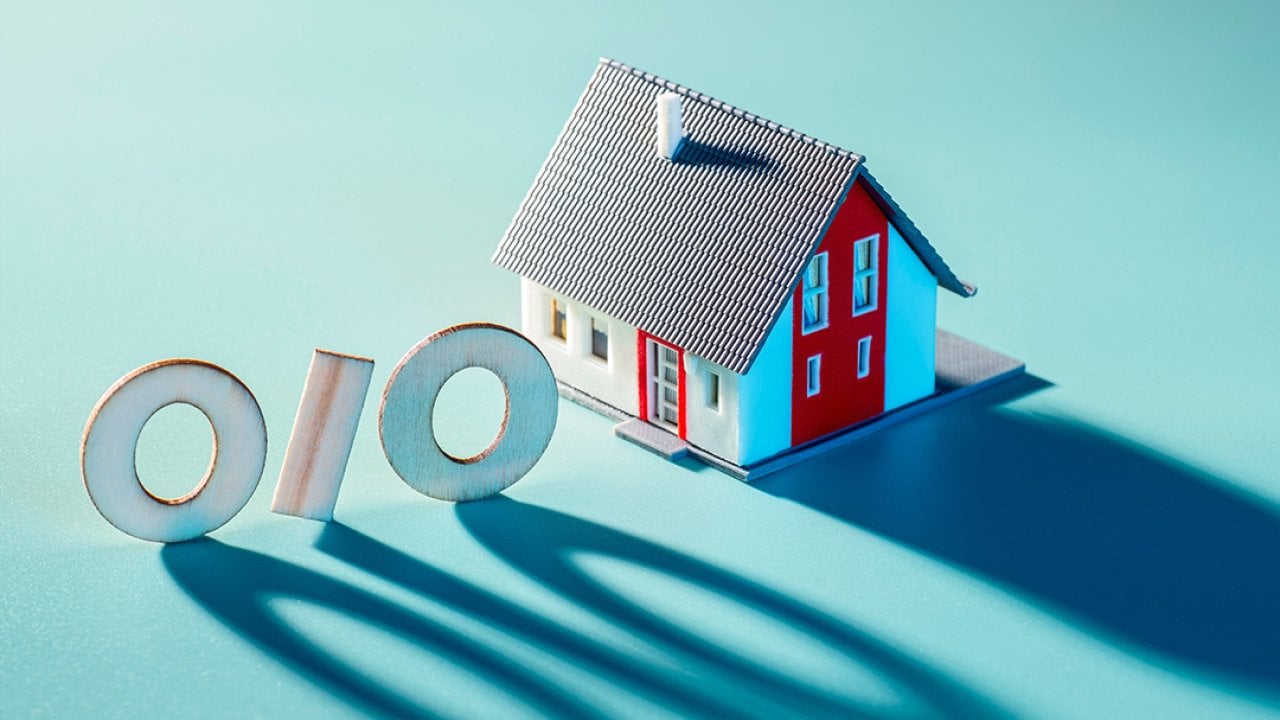 A 3D model of a house next to a percent figure with long shadows.
