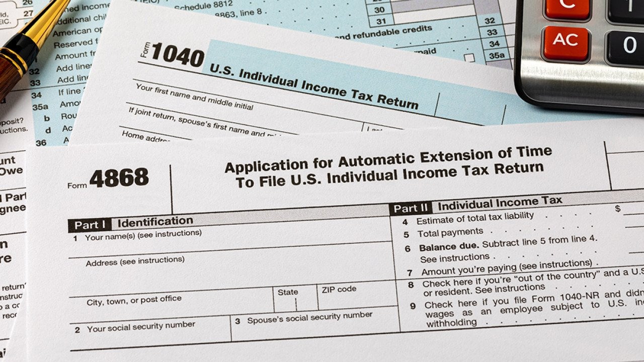 US tax forms 1040 and 4868.