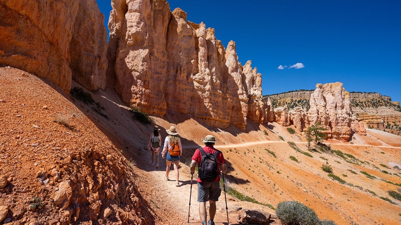 People hiking the Fairyland Loop Trail in Bryce Canyon National Park, Utah.