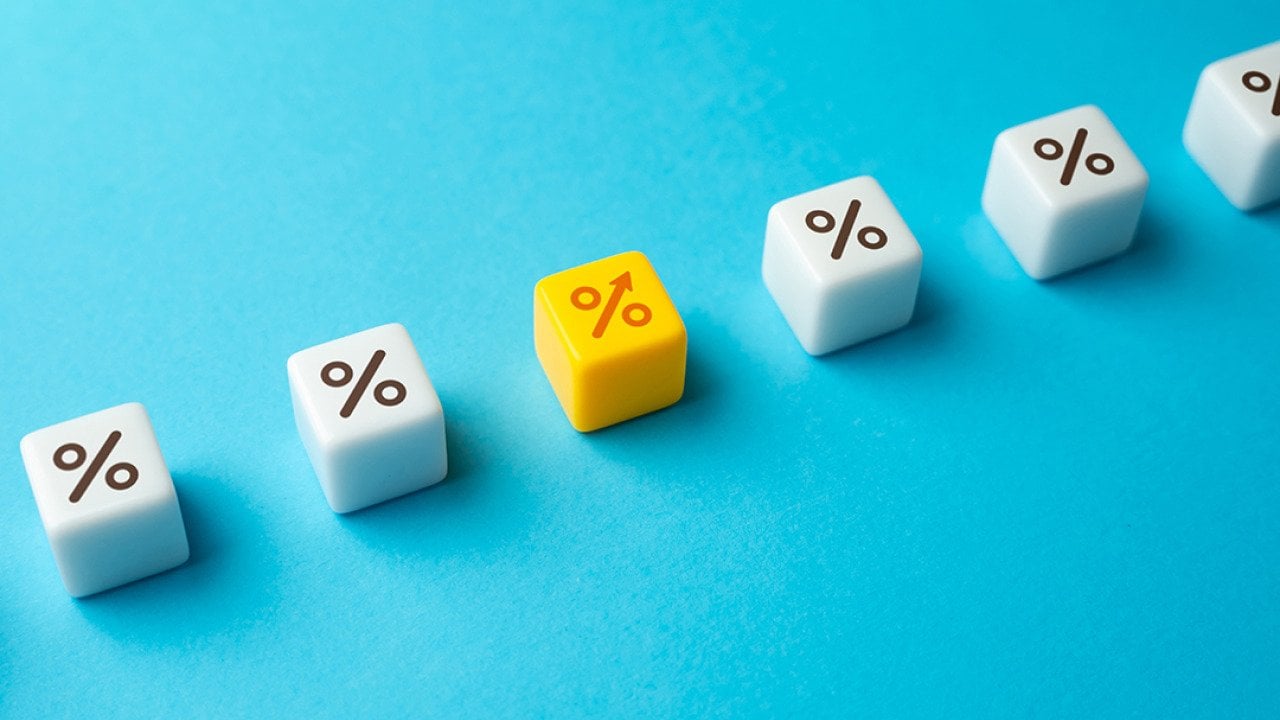 Interest rate represented by dice with percentage symbols.