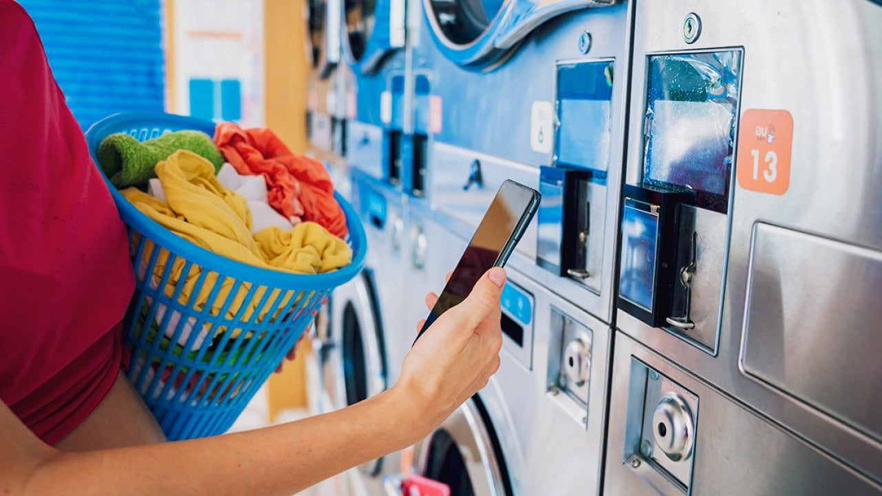 What features should laundromat owners look for in a payment system?