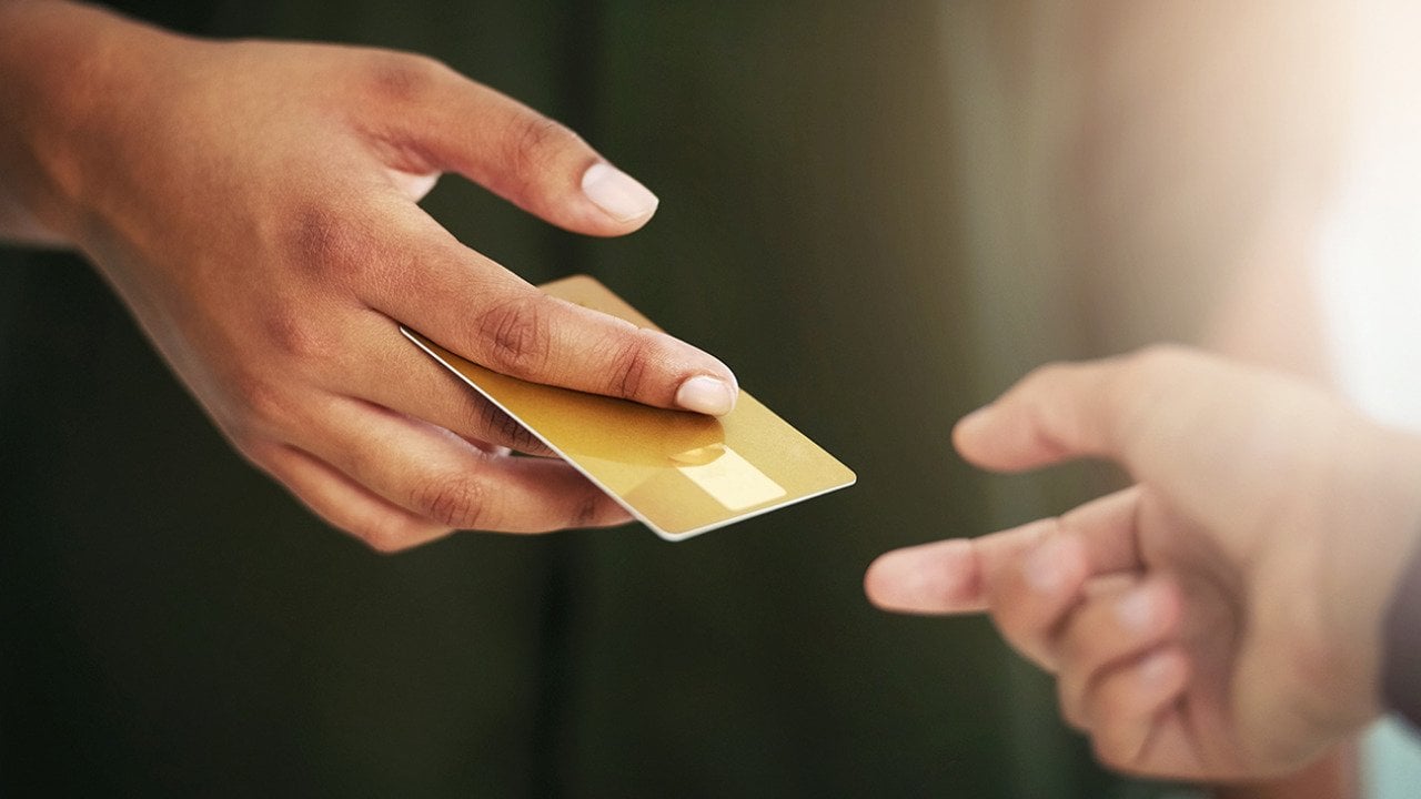 Person handing out a credit card.