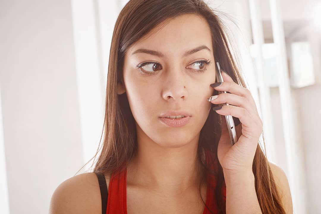 A person talking to someone over her smartphone. 