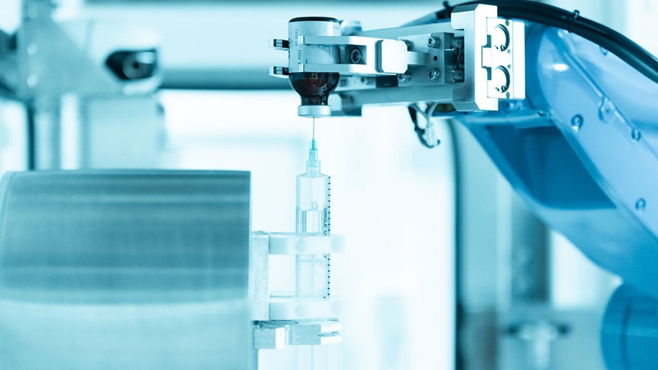 Chemotherapy drug compounding robot with syringe and medicine bottle