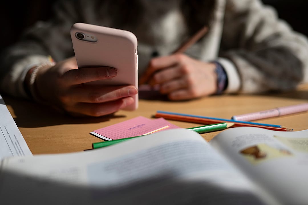 States urge schools to use AI, but leave teachers on their own to stop cheating