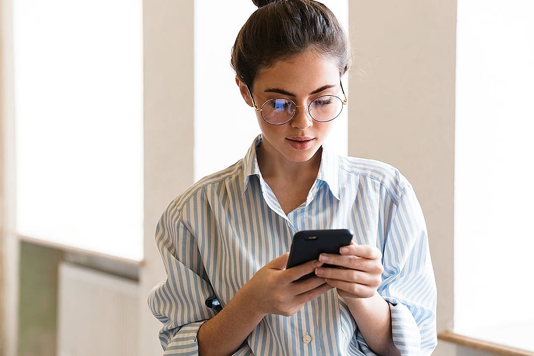 A person inquiring concerns to an AI customer agent through a company's application on a smartphone.