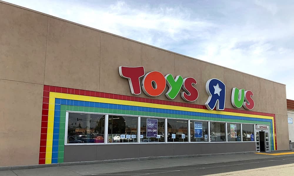 Hayward, CA - March 09, 2018: Toys R Us store front. Bankrupt retailer Toys R Us may shut all its US stores as soon as next week, according to several reports.
