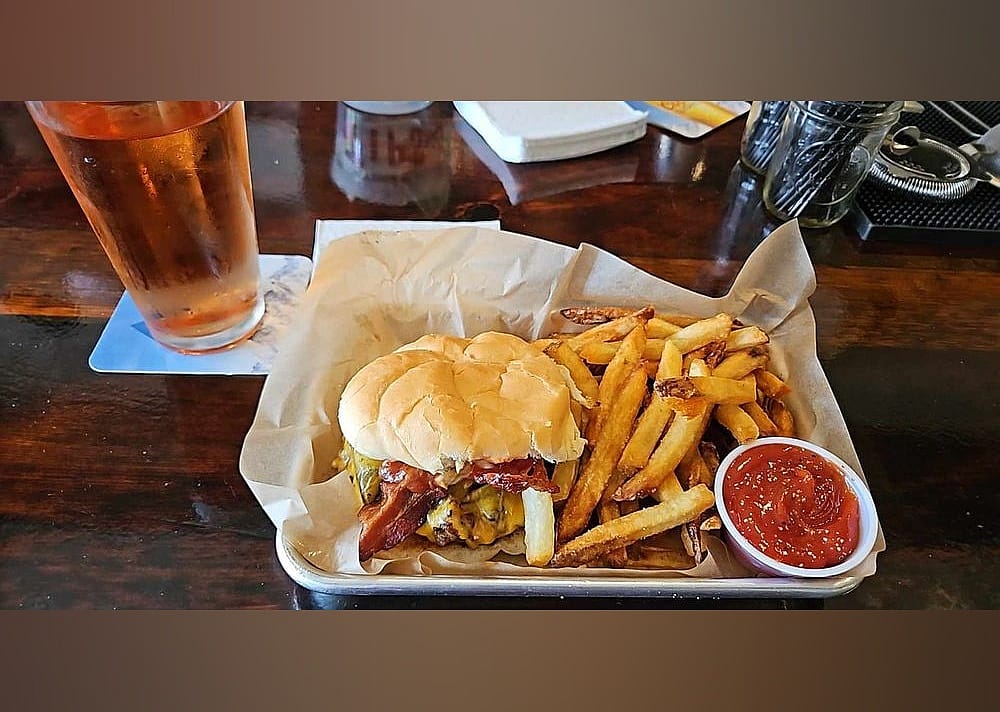 #4. Avenue Eats