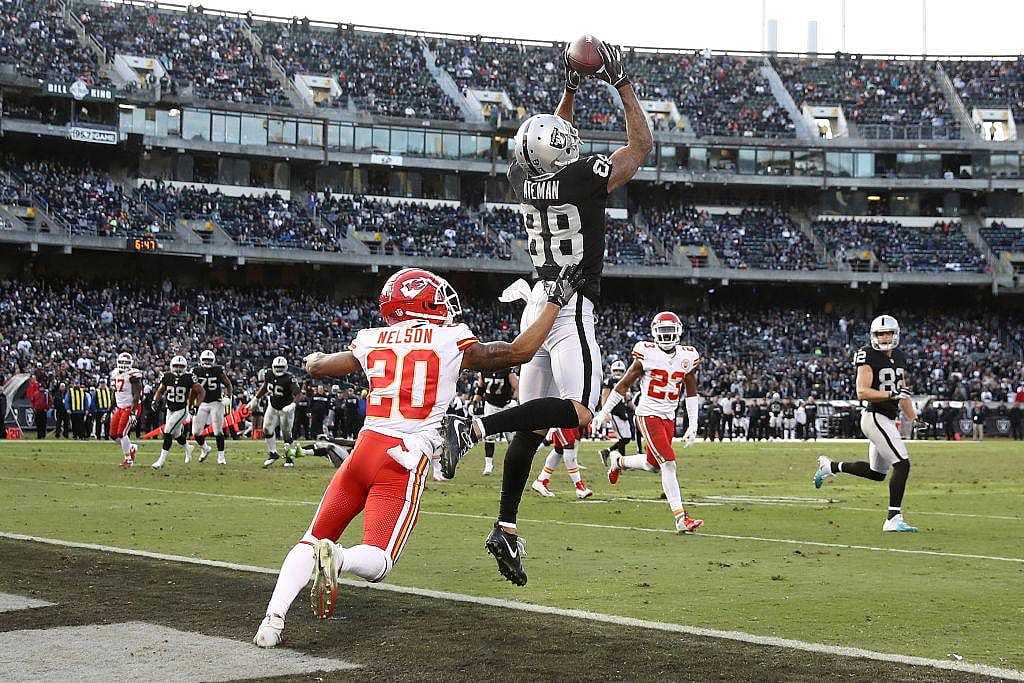 Pittsburgh Steelers (7-4-1) @ Oakland Raiders (2-10)