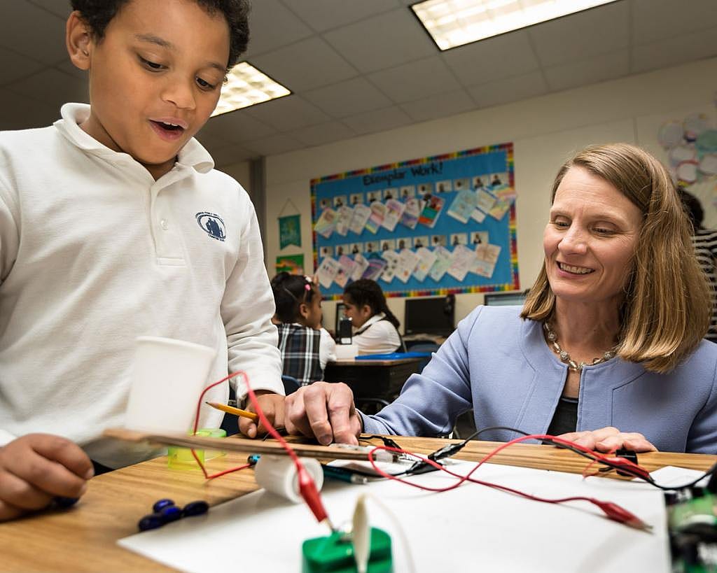 Christine Cunningham, a STEM learning expert and member of the National Assessment Governing Board, said lessons focused on inquiry are what make students excited about science. 