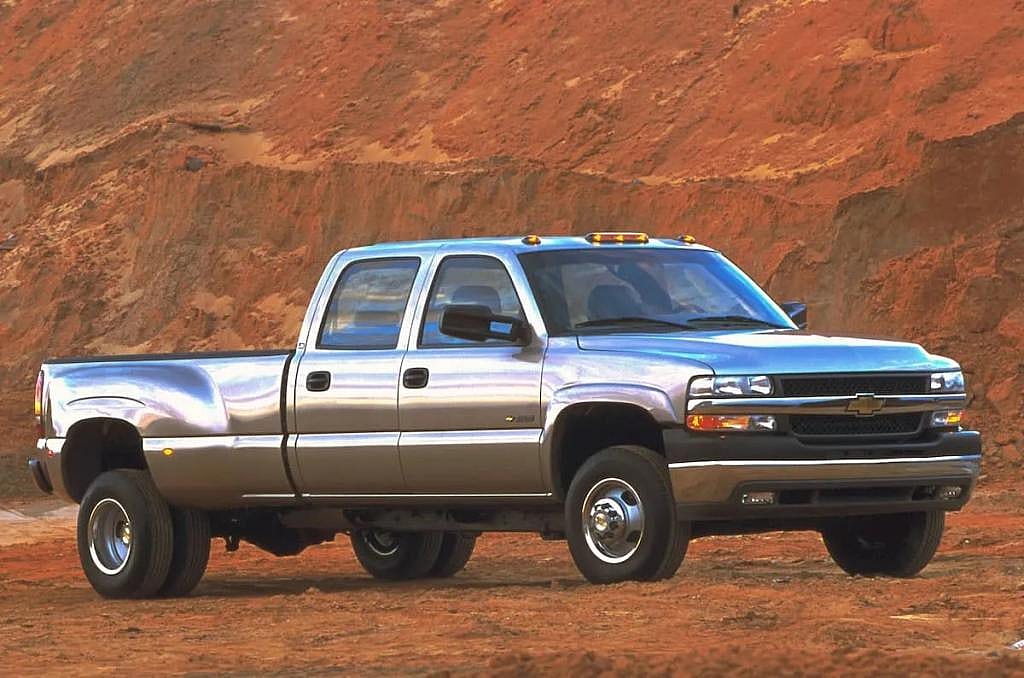A 2001-2004 Chevrolet Silverado/GMC Sierra 2500HD/3500HD (6.6-liter Duramax LB7) parked in a desert.