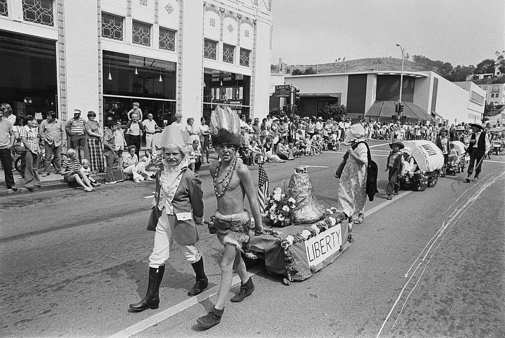 A photo of a children's parade in celebration of the 1976 United States bicentennial independence in Ventura, California.