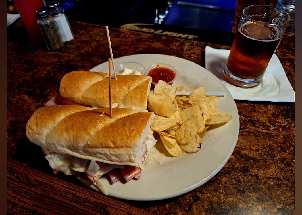 #8. Earle's Inn Pub & Grille