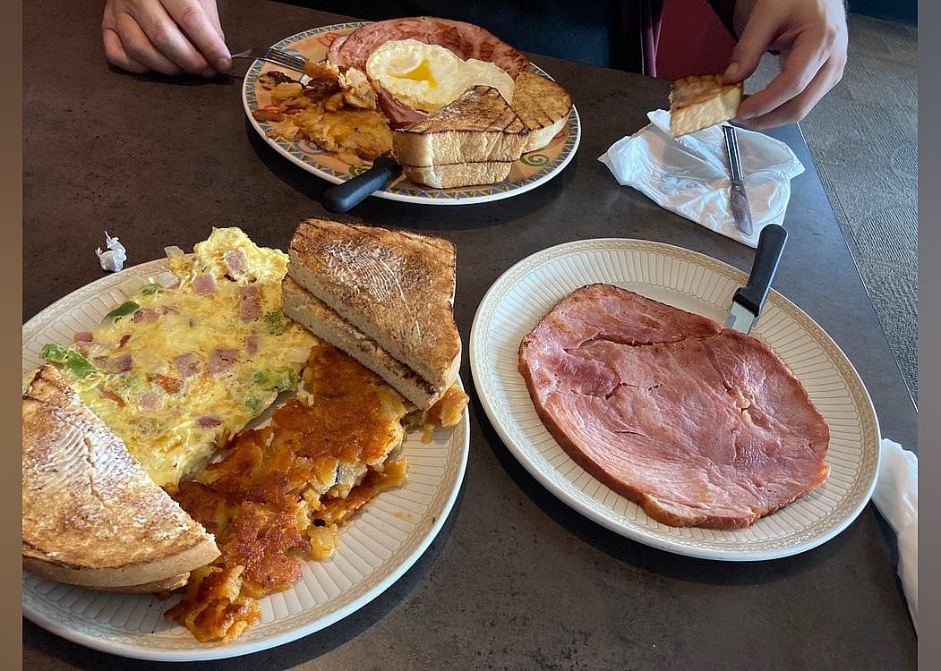 #4. Broadway Diner