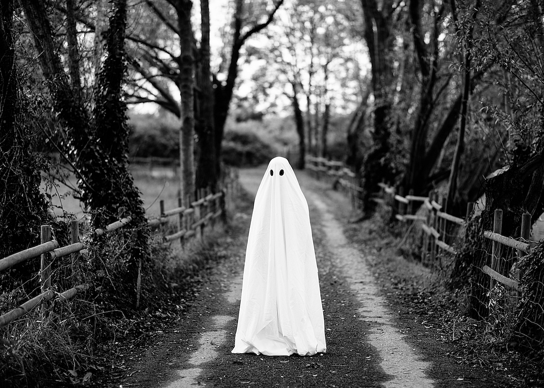 1750s–1850s: Ghosts in burial shrouds form today's bed-sheet ghosts
