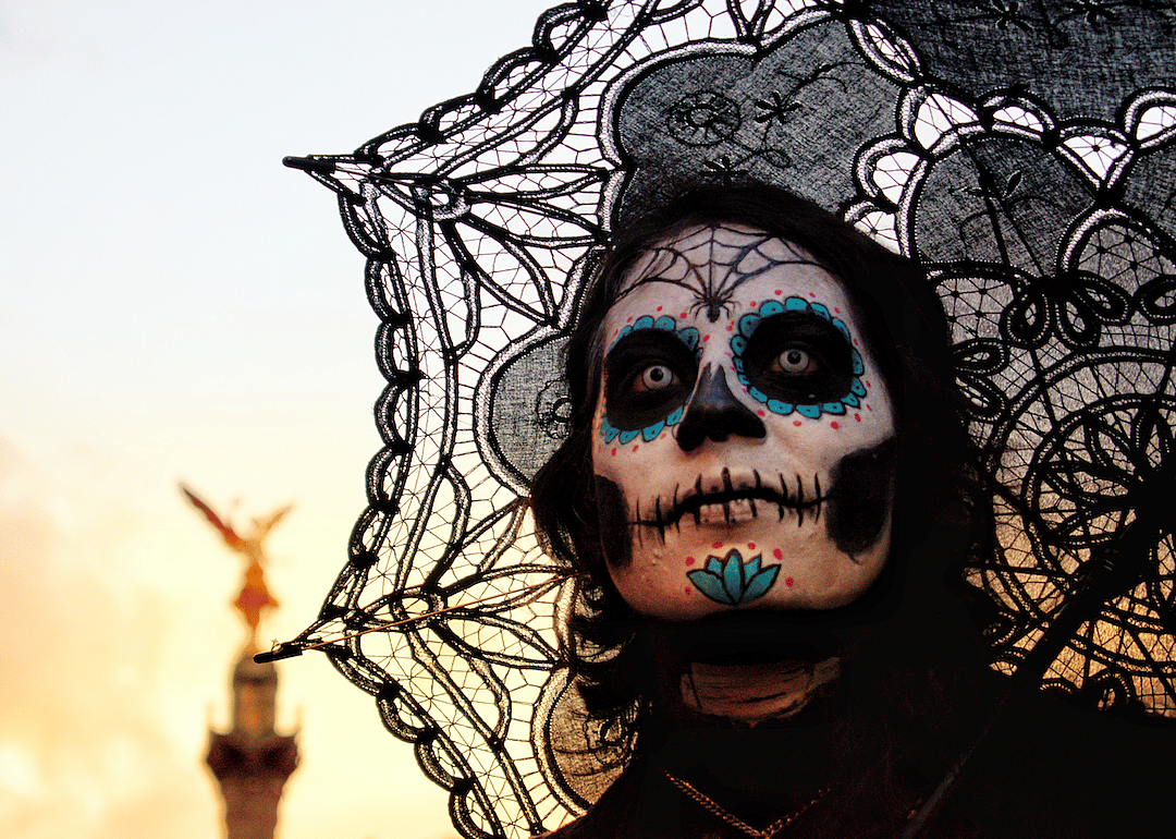 1300s–1500s: Aztecs begin celebrating Día de Los Muertos