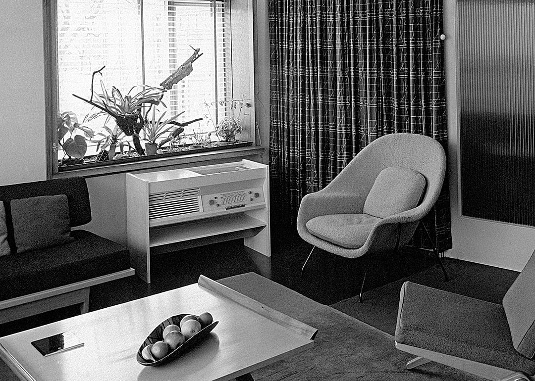 A living room with an Eero Saarinen womb chair.