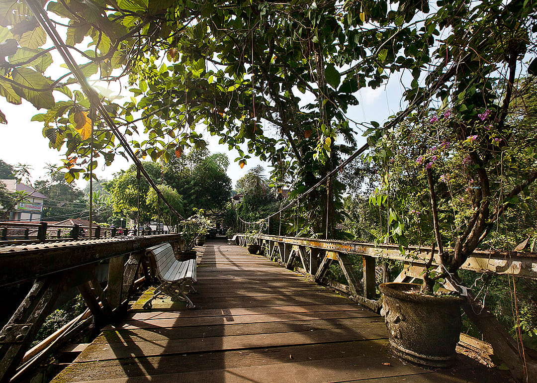 The bridge featured in the film "Eat Pray Love."