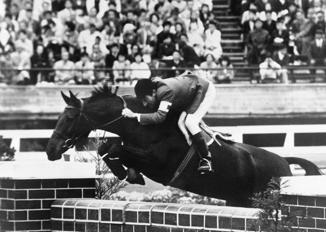 France's Pierre Jonquères wins his second gold in show jumping