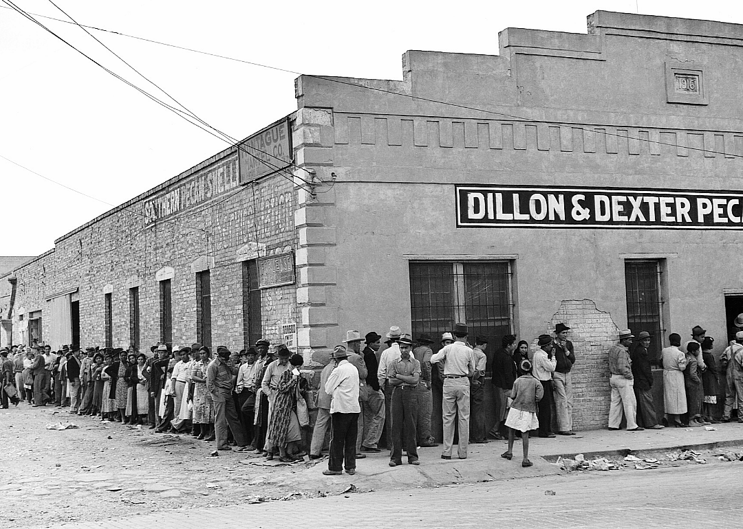 People wait in line for food at a relief program in San Antonio in 1939
