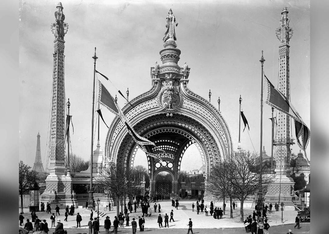 Paris World's Fair delights millions