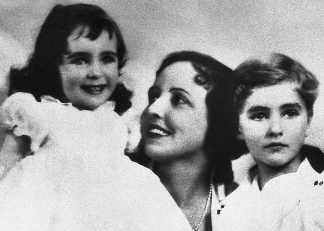 1932-39: Born in London to American parents