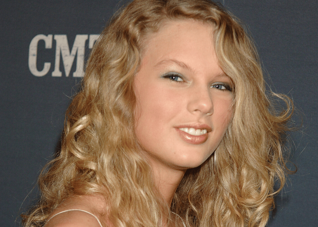 Taylor Swift poses for photo