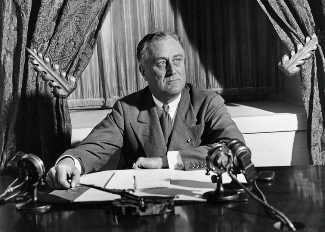 1933: Congress passes Emergency Banking Act