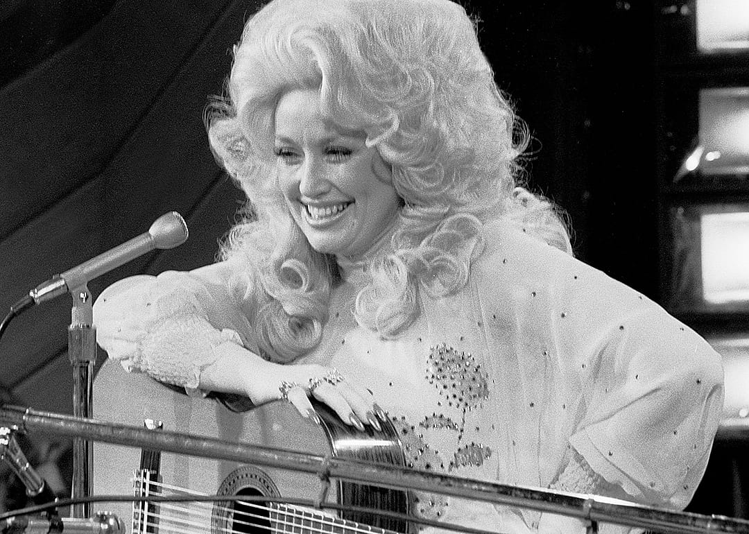 Dolly Parton with guitar on the Phil Donahue Show.