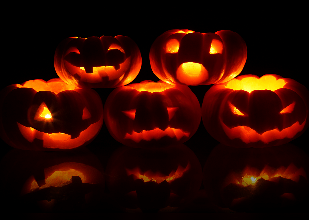 The world record for carved and lit jack-o'-lanterns is 30,581.