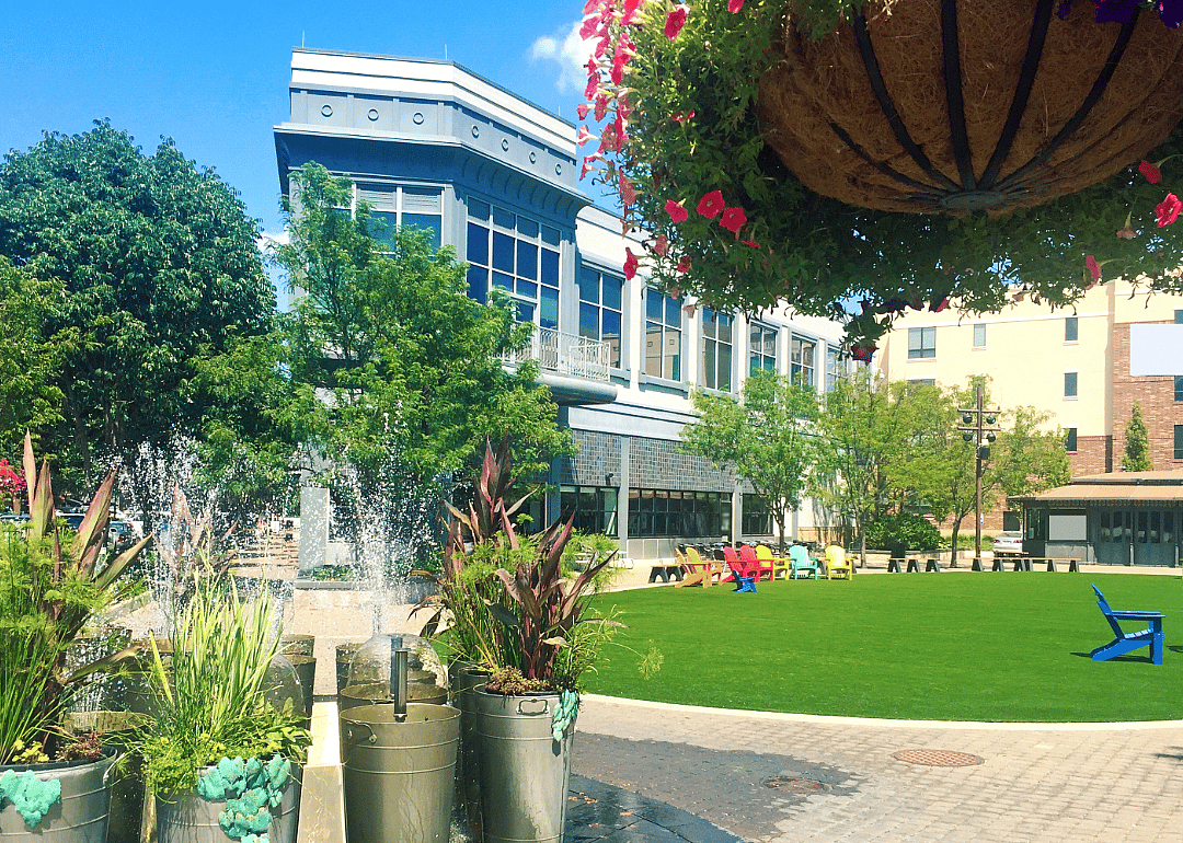 A lawn courtyard with flower containers in Leawood, Kansas.