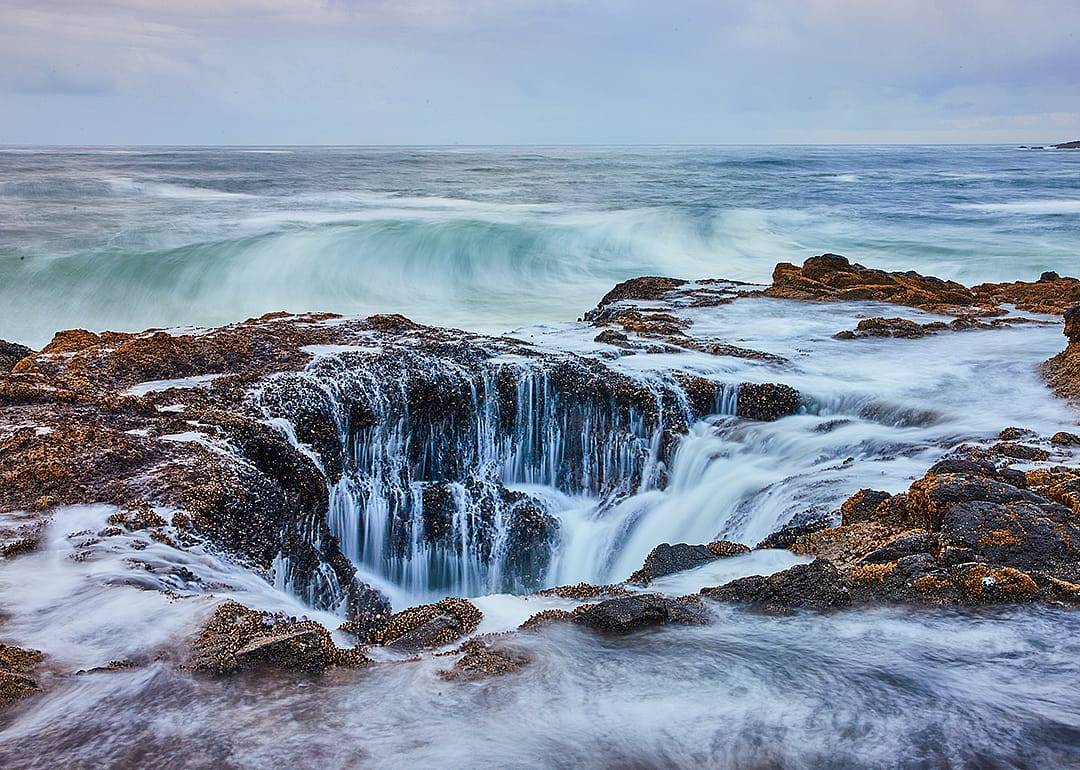 A view of the rocky shoreline of Thor's Well Cascade at Oregon Coast.