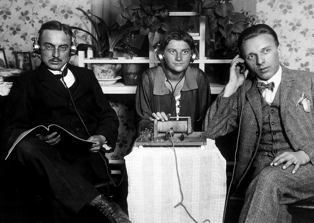 1906: Radio