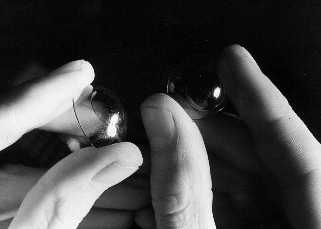 1949: Contact lens