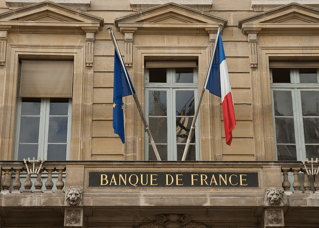 A building with a sign that reads "Banque de France"