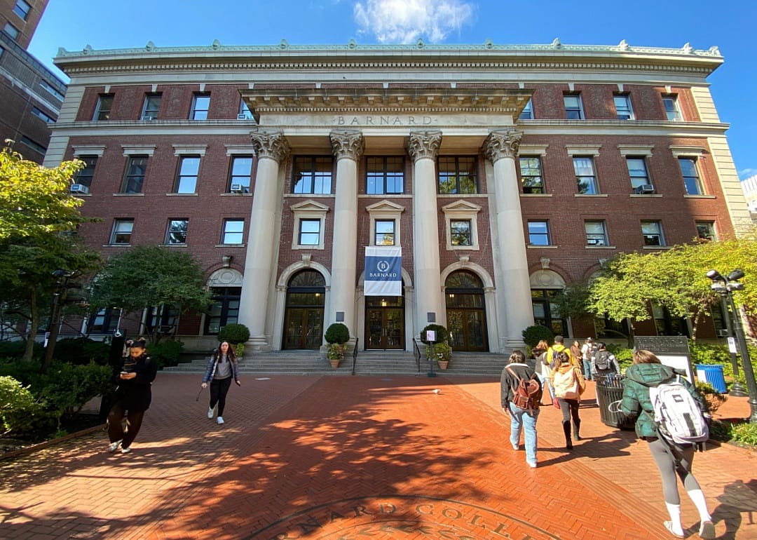 Students walking into Barnard.