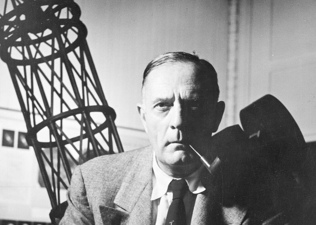 1929: Galaxies are speeding away from us