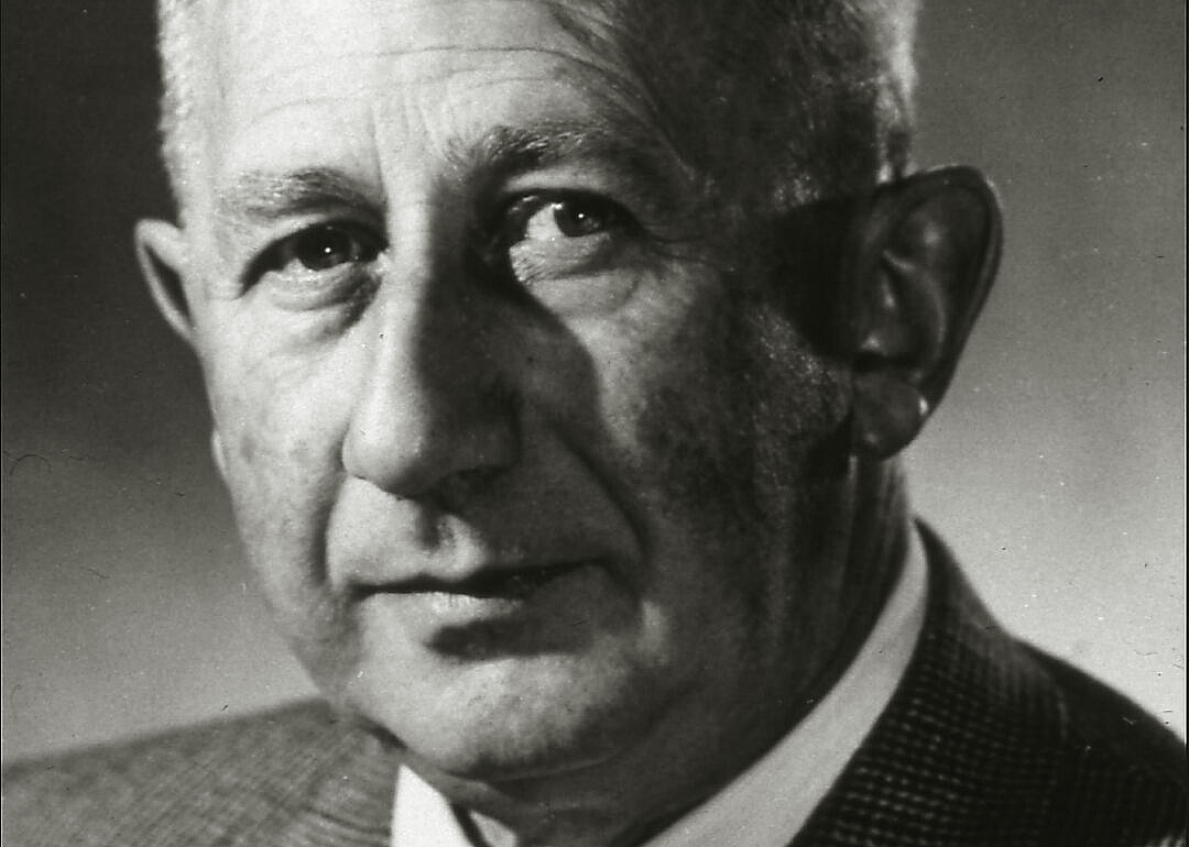 1934: The violent ends of stars
