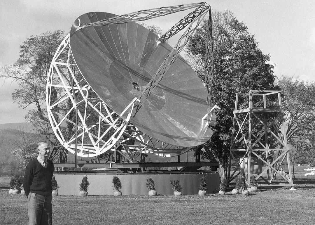 1937: Grote Reber builds the first steerable radio telescope