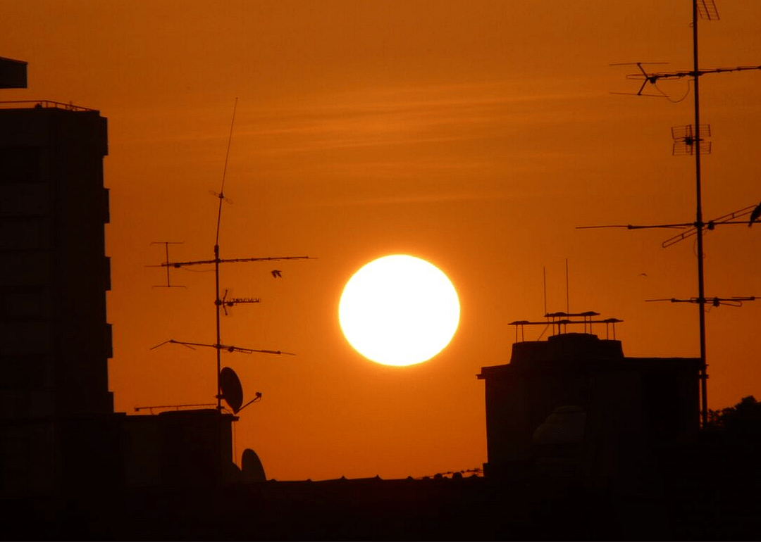 1942: Radio waves detected from Sun