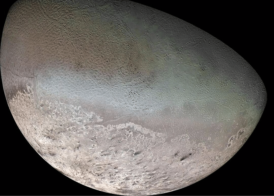 1989: Voyager 2 arrives at Neptune
