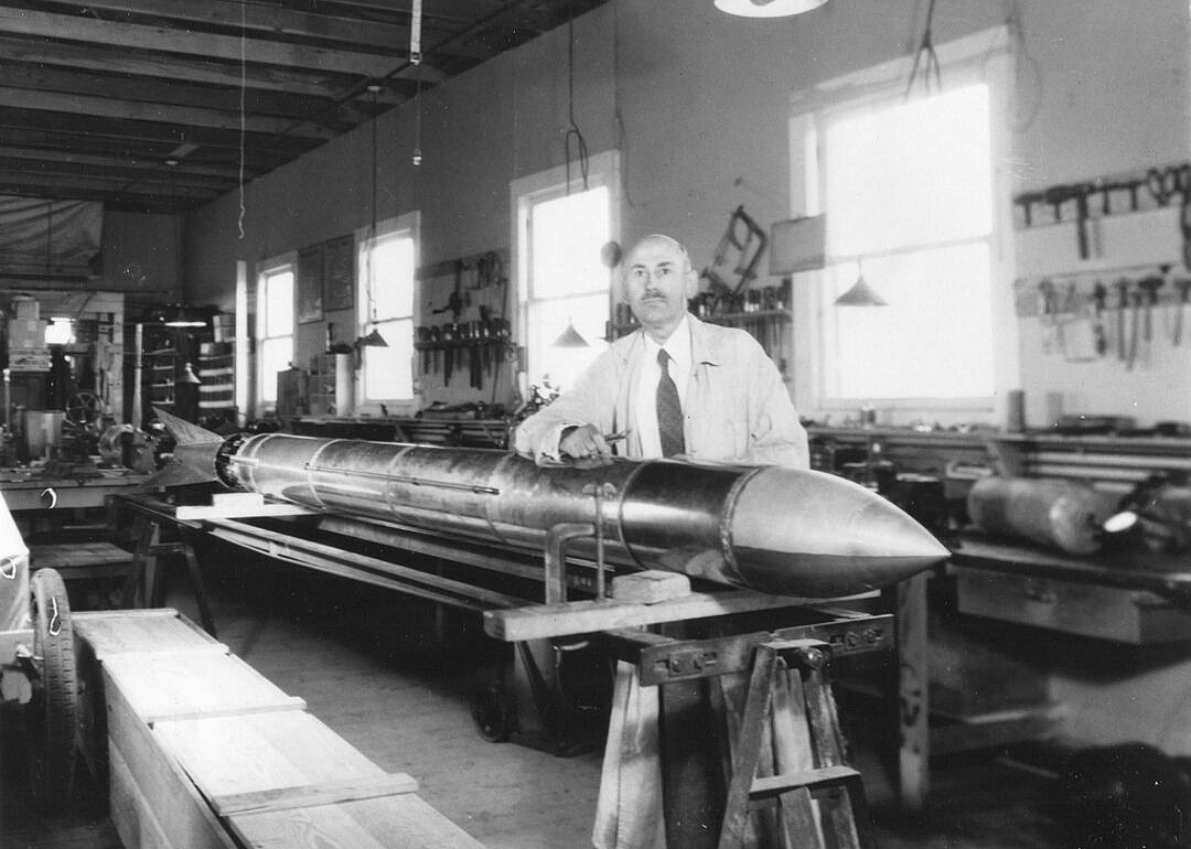 1926: Robert Goddard builds first liquid-fuel rockets