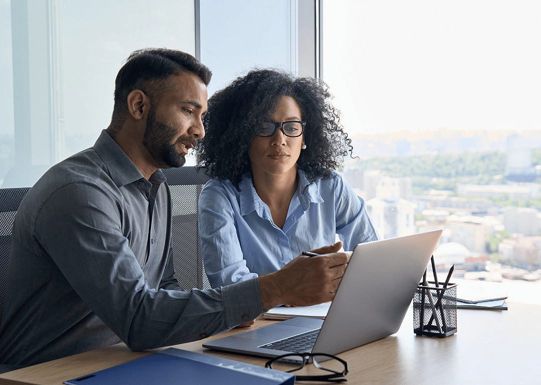 Two management analysts in conversation at an office
