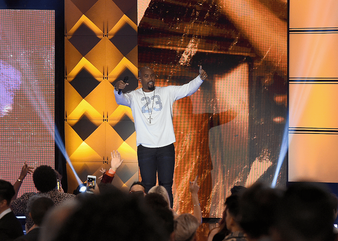 Montell Jordan performing onstage.