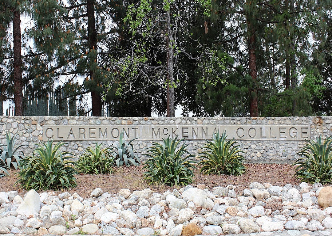 A stone sign in front of Claremont McKenna College.