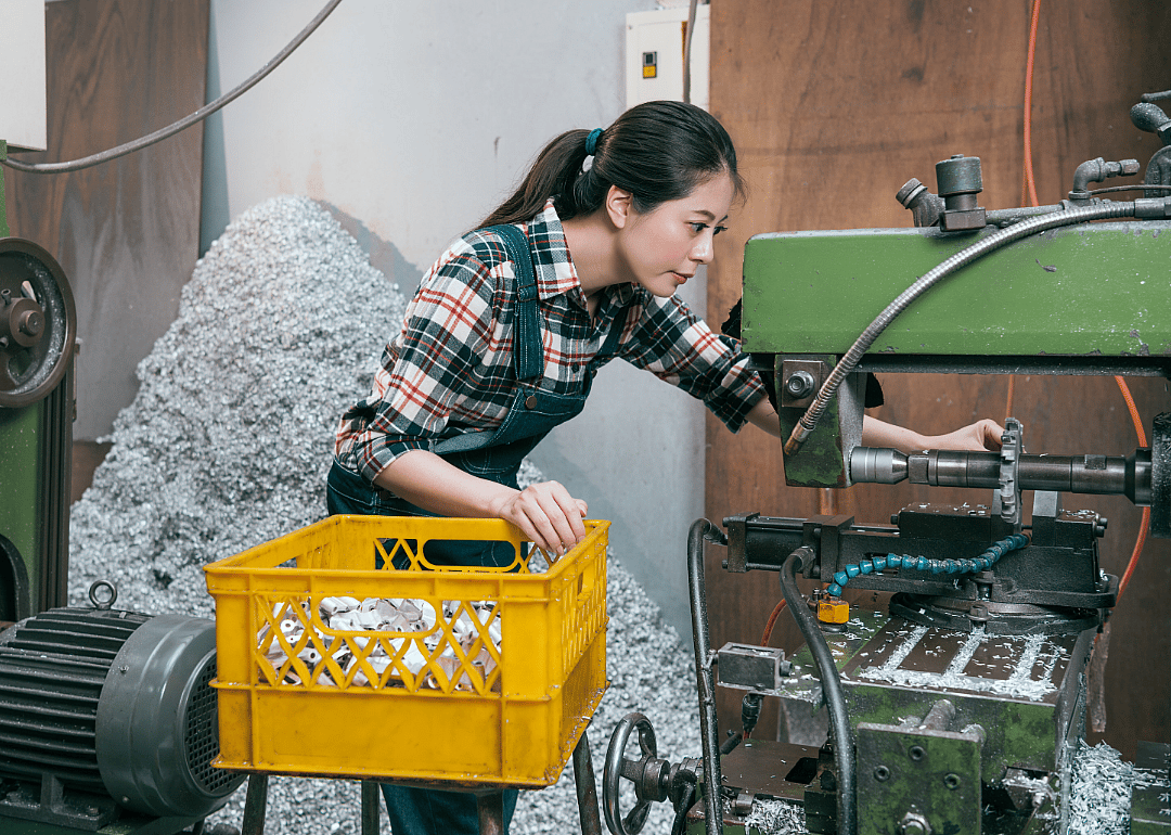 Machine feeder at work